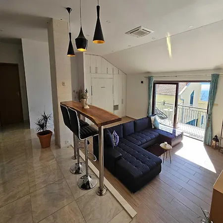 Sunrise - Three Bedroom 펜션 오미스