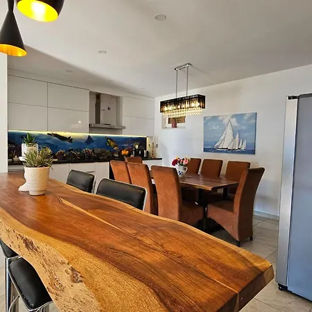 Sunrise - Three Bedroom Holiday home